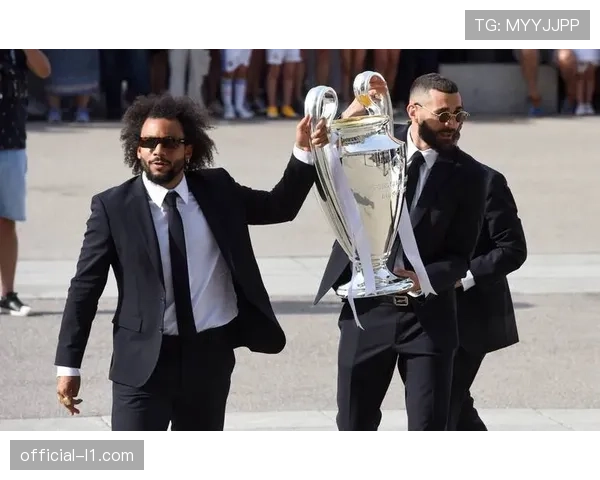 欧冠奖杯巡展抵达华沙,吸引超过五万波兰球迷参观 欧冠奖杯巡展抵达华沙,吸引超过五万波兰球迷参观